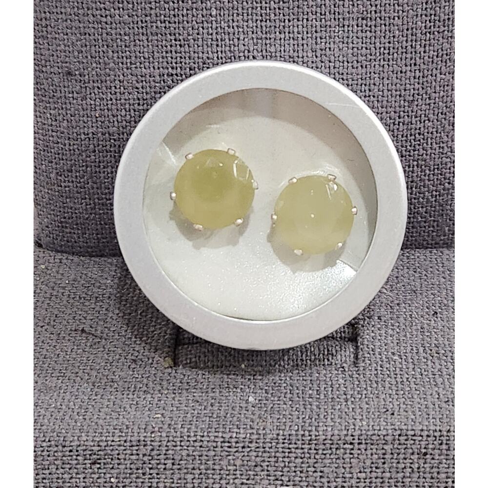 Light Green .5 Inch Stone Stud Earrings NIB Lightweight